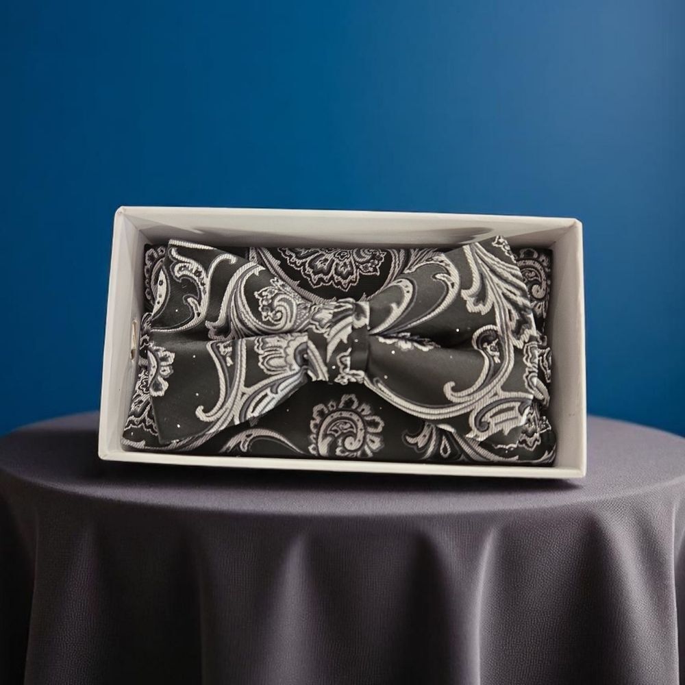 STACY ADAMS BLACK-WHITE ABSTRACT FASHION BOXED BOW TIE & POCKET SQUARE SET.
